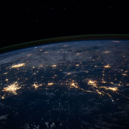 Image de la terre vue de l'espace la nuit